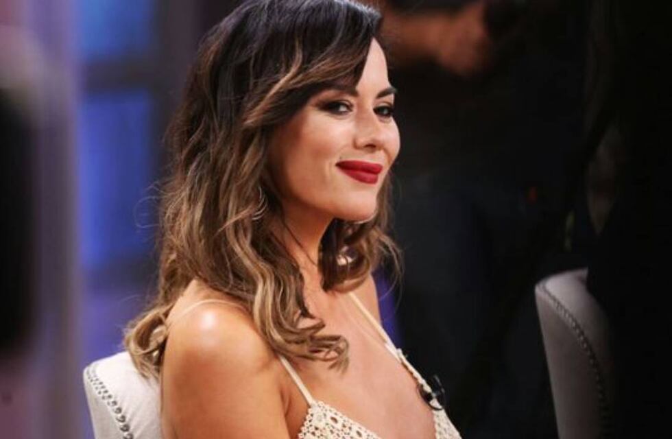 Remera manga corta y tanga colaless: Karina Jelinek demostró toda su sensualidad en paños menores frente al espejo