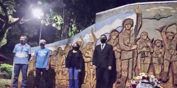 Junto a excombatientes, las autoridades locales realizaron una ofrenda floral en el mural de la Plazoleta El Colono del kilómetro 6.