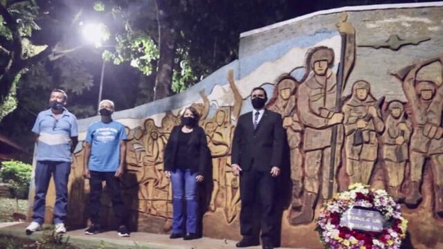 Junto a excombatientes, las autoridades locales realizaron una ofrenda floral en el mural de la Plazoleta El Colono del kilómetro 6.