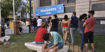 Hisopados y testeos en el ex Registro Civil de avenida Colón de la ciudad de Córdoba. (Ramiro Pereyra / La Voz)
