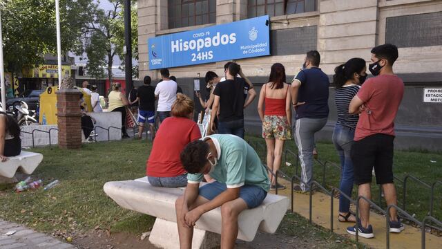 Hisopados y testeos en el ex Registro Civil de avenida Colón de la ciudad de Córdoba. (Ramiro Pereyra / La Voz)