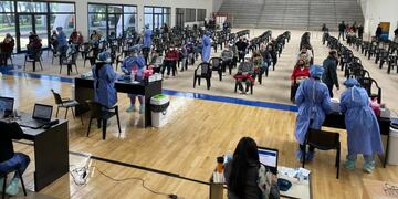 Jornada de vacunación contra el Covid-19  en el Estadio Arena Carlos Paz.