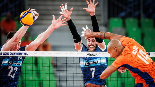 Nicolás Zerba y Facundo Conte intentan contener el ataque neerlandés en la segunda fecha del Mundial de vóley para Argentina. (prensa Fivb)