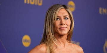 A sus 56 años, Jennifer Aniston apostó por un vestido de encaje y dio cátedra de estilo