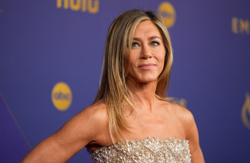 A sus 56 años, Jennifer Aniston apostó por un vestido de encaje y dio cátedra de estilo