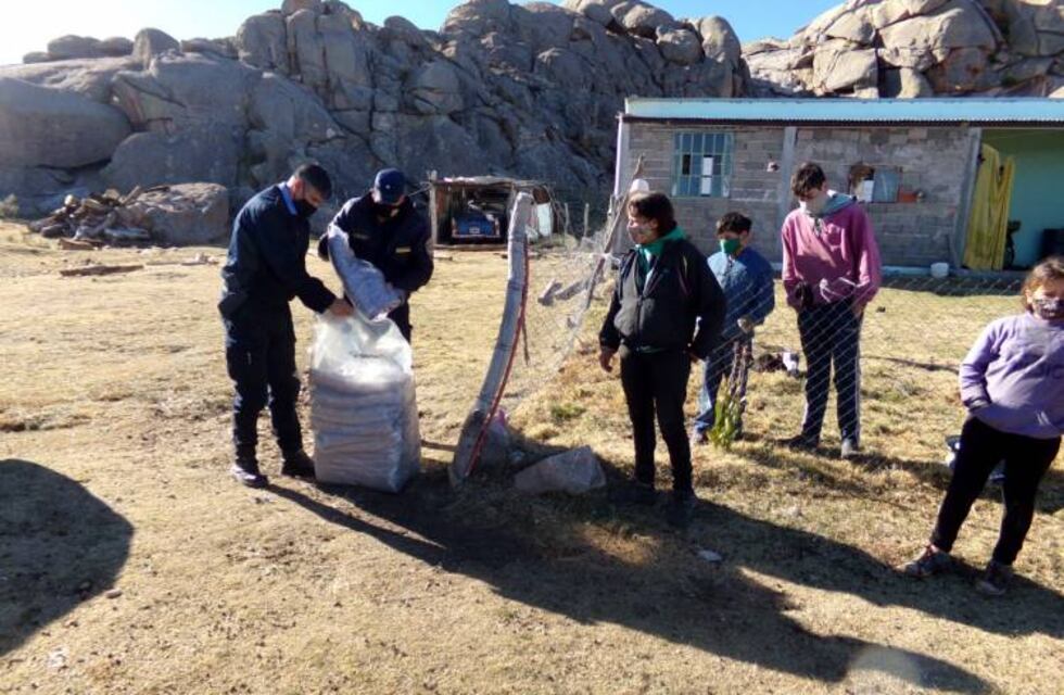 Entrega de elementos de necesidad a habitantes de la Pampa de Achala