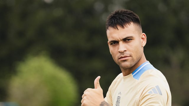 Lautaro Martínez, delantero de la selección argentina, en el entrenamiento en Ezeiza. (Prensa Argentina)
