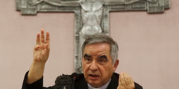 El cardenal Angelo Becciu en conferencia de prensa en Roma el 25 de septiembre de 2020 (imagen de archivo). Foto: AP/Gregorio Borgia