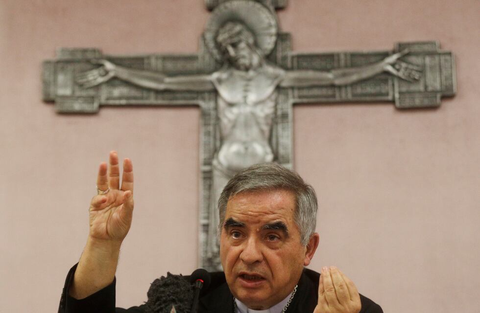 El Vaticano condenó por fraude financiero a 5 años y medio de prisión a un cardenal