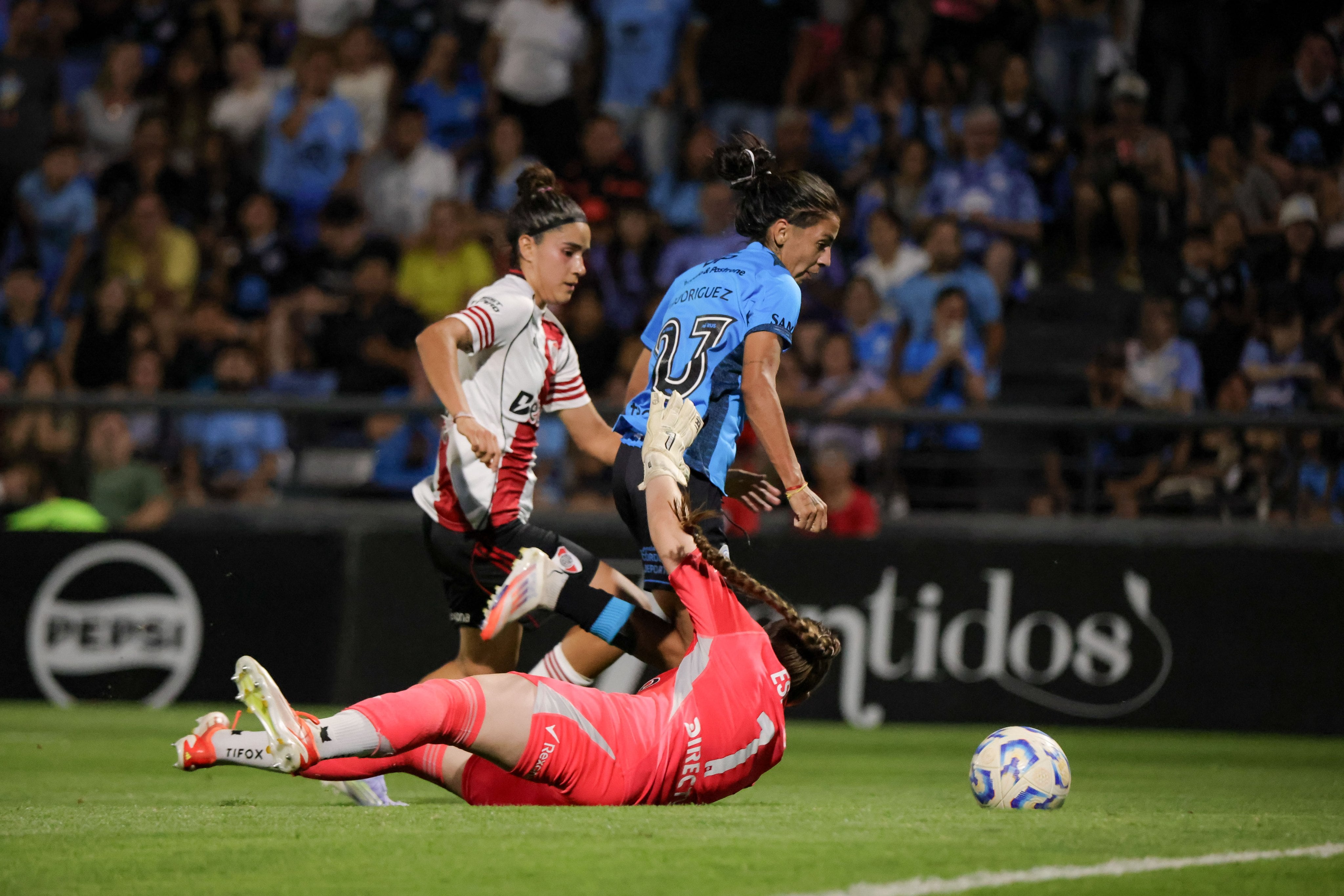 Lourdes Rodríguez y su golazo para Belgrano ante River. (Prensa Belgrano).