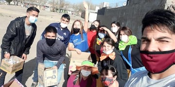 Los integrantes de Jóvenes por el Bien Común siempre atentos a colaborar con los que más lo necesitan.