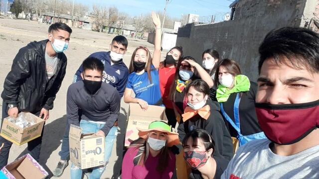 Los integrantes de Jóvenes por el Bien Común siempre atentos a colaborar con los que más lo necesitan.