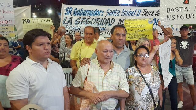Vecinos se movilizaron en el Patio Olmos para pedir por más seguridad en los barrios de Córdoba.
