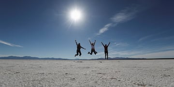 La espectacular extensión blanca de las Salinas Grandes de Jujuy -y desde donde se puede divisar territorio salteño en el horizonte-, es una de las Siete Maravillas Naturales de la Argentina.