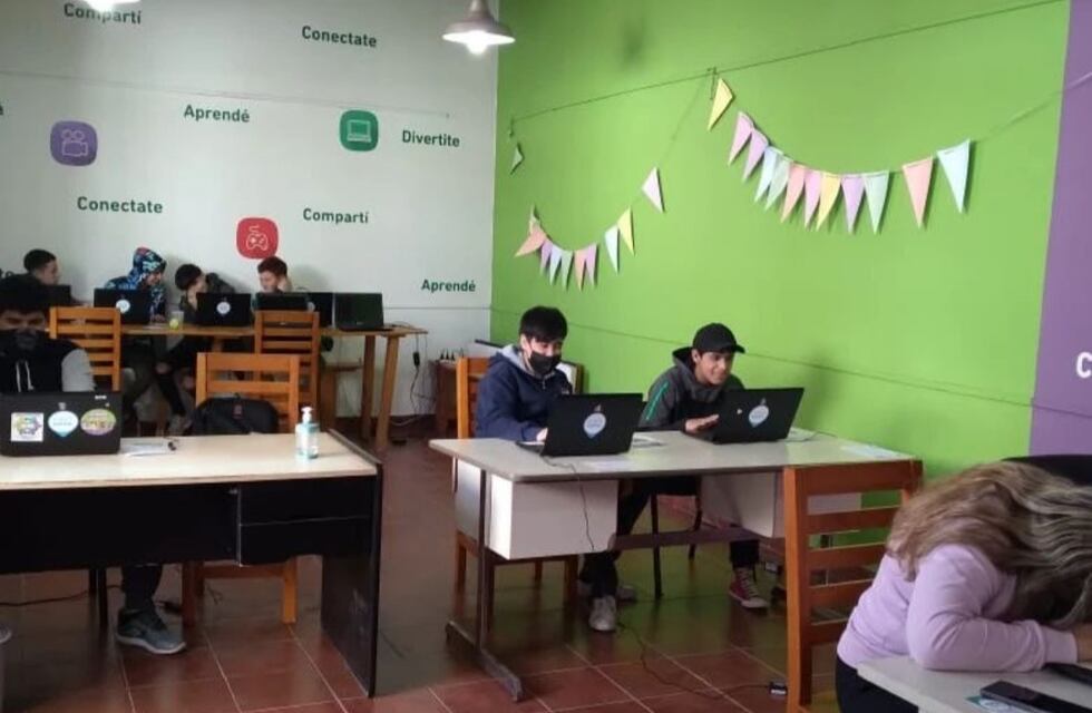 Inscripción de jóvenes emprendedores en la Dirección de Políticas para la Juventud de Tres Arroyos