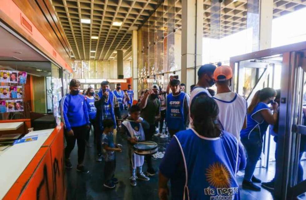 Así fue el ataque a la redacción del diario de Río Negro por parte de la CTA