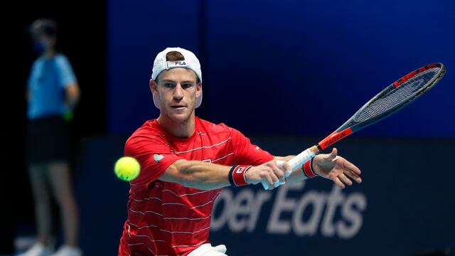 El argentino Diego Schwartzman devuelve frente a Novak Djokovic durante la segunda jornada de la Copa Masters de la ATP. (Foto AP)