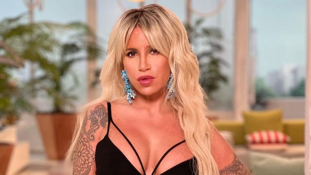 Desde la playa, Flor Peña incendió Instagram con fotos en microbikini naranja.