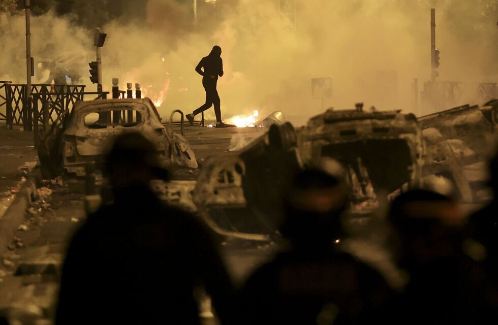 Edificios en llamas, destrucción en las calles y hasta leones sueltos: las imágenes más impactantes de las protestas en Francia