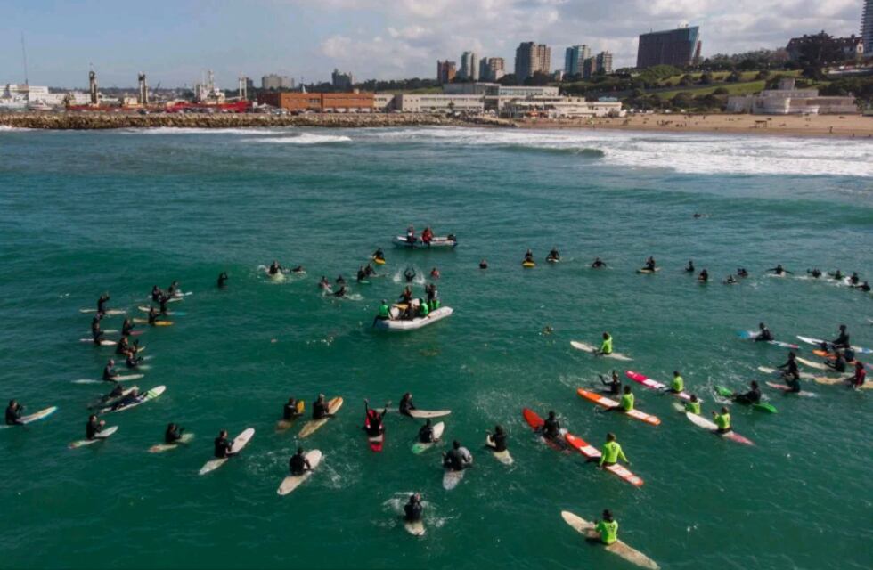 Conmovedor homenaje de surfistas de Mar del Plata a Carlos Di Pace