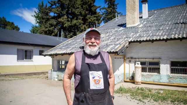 Nicolás Martínez prepara miles de panes dulces para regalar a numerosas familias