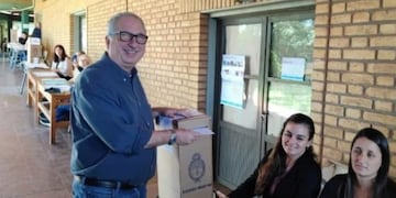 Balotaje 2023: Hugo Passalacqua emitió su voto en Oberá.