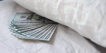 No se recomienda esconder los dólares debajo del colchón, ya que es un sitio usual para los ladrones.
