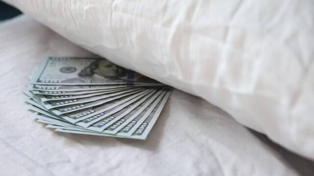 No se recomienda esconder los dólares debajo del colchón, ya que es un sitio usual para los ladrones.