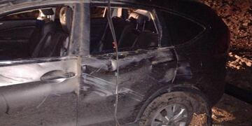 El auto quedó destruido luego del vuelco en la ruta 40 sur en Malargüe. Foto Ser y Hacer de Malargüe.