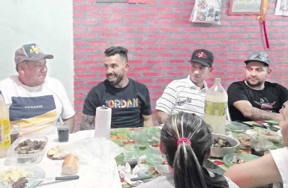 Carlos Tevez visitó a sus familiares en Loreto y revolucionó la ciudad