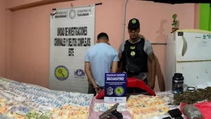 La Policía decomisó droga, dinero y una pistola calibre 9 mm; un detenido y varios demorados fueron notificados de la investigación.