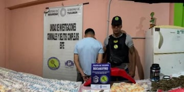 La Policía decomisó droga, dinero y una pistola calibre 9 mm; un detenido y varios demorados fueron notificados de la investigación.
