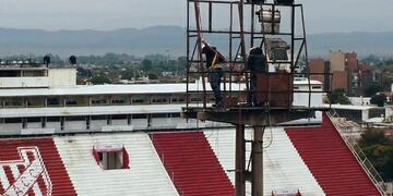 Así trabajaban este lunes en el estadio Instituto, para modernizar su sistema lumínico (Foto: Prensa IACC).