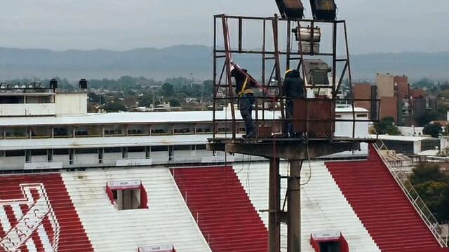 Así trabajaban este lunes en el estadio Instituto, para modernizar su sistema lumínico (Foto: Prensa IACC).