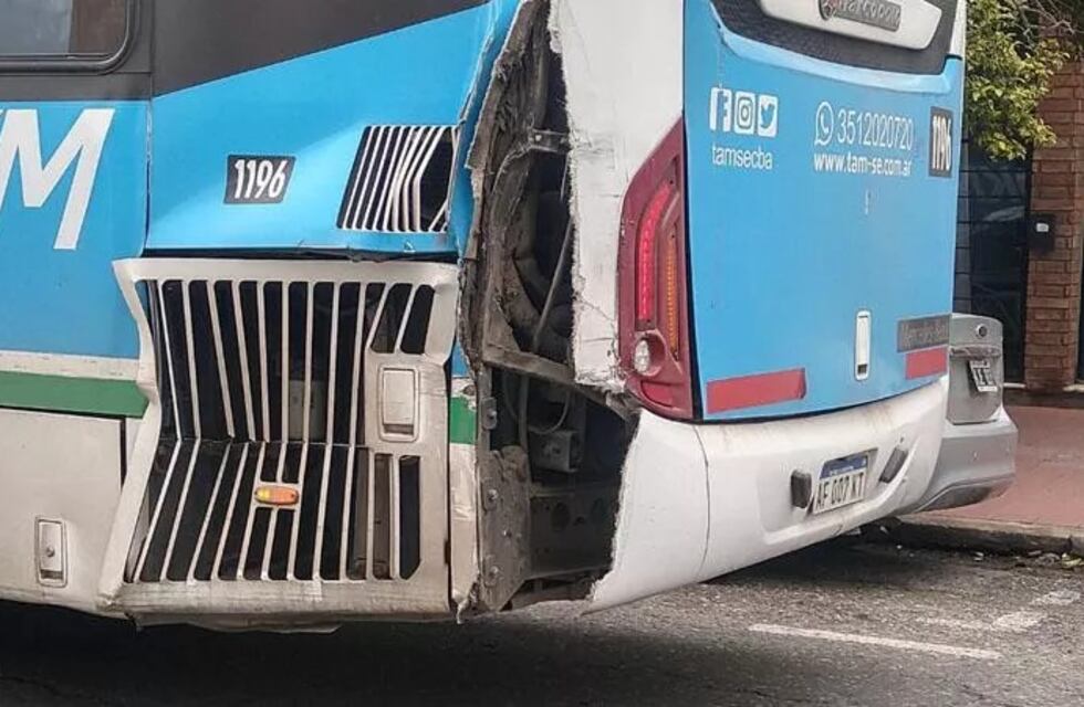 Dos colectivos chocaron en Córdoba y dejaron a varios pasajeros heridos