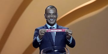 El brasileño Cafú sostiene el nombre de Argentina durante el sorteo de la Copa Mundial de Fútbol 2022 en el Centro de Convenciones y Exposiciones de Doha en Doha, Qatar.