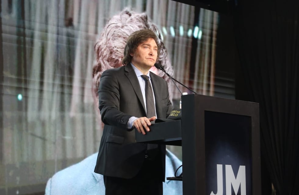 Javier Milei se prepara para el debate presidencial del domingo “guardado” de la escena pública