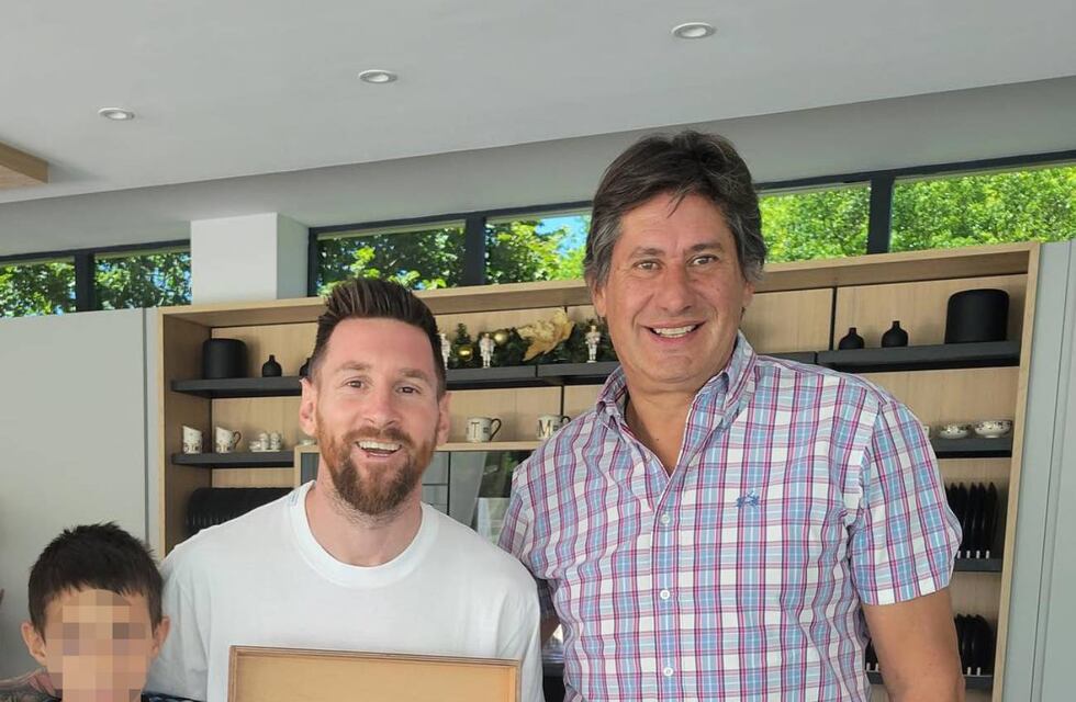 Clavó la sombrilla: el intendente de Lionel Messi hizo su propio tema del verano