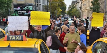 Los choferes volvieron a marchar frente al Patio Olmos por mayores medidas de seguridad en Córdoba (Christian Luna/La Voz)