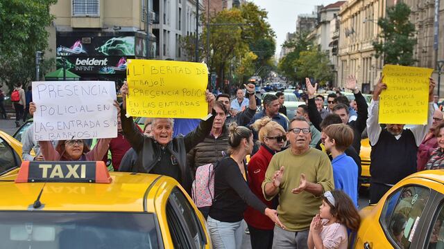 Los choferes volvieron a marchar frente al Patio Olmos por mayores medidas de seguridad en Córdoba (Christian Luna/La Voz)