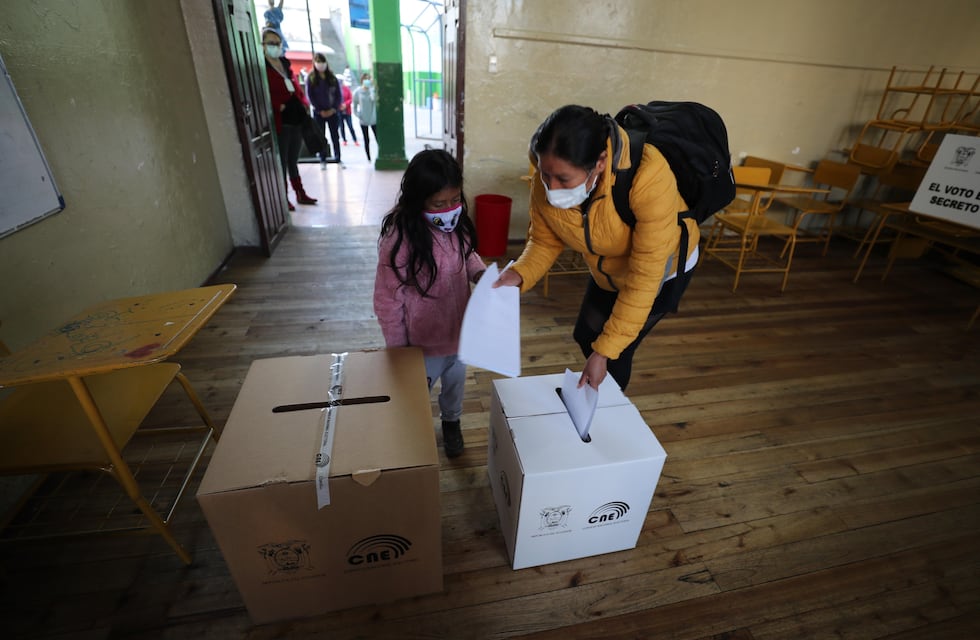 Ecuador elige presidente en un contexto marcado por la crisis y la pandemia