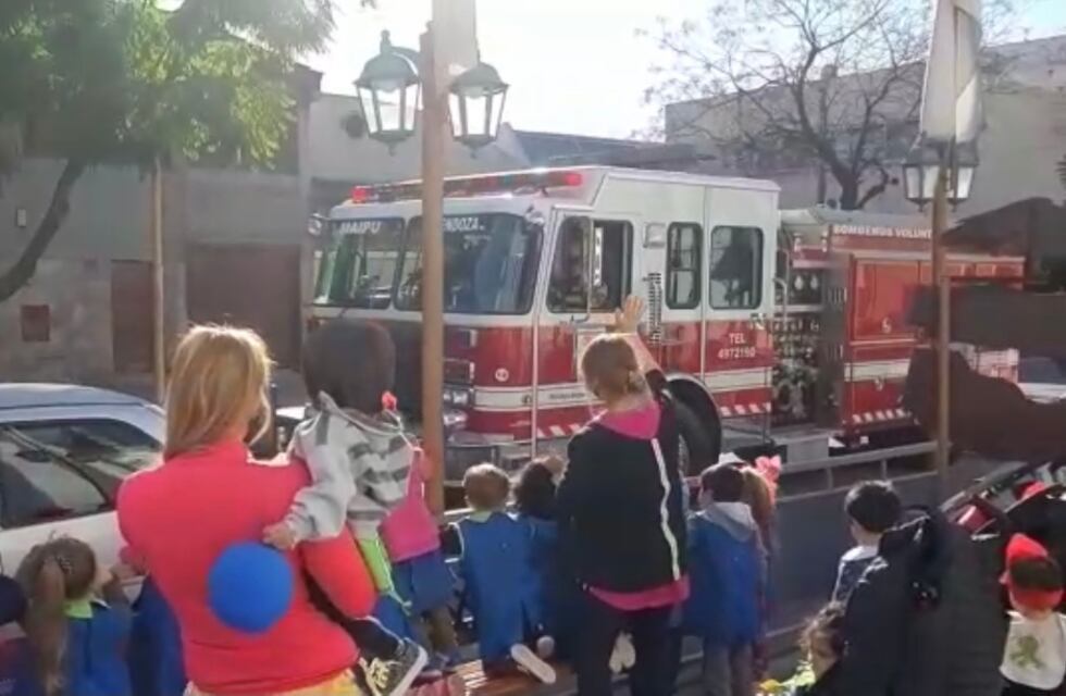 Los bomberos voluntarios de Maipú visitaron a jardines infantiles en su día