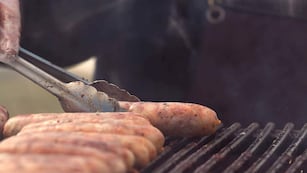 Alumnos venden choripan a través de una canción.