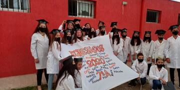 Padres de alumnos de séptimo año de la Escuela Bernardo Quiroga organizaron el acto de colación para que sus hijos no se perdieran de la experiencia.