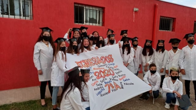 Padres de alumnos de séptimo año de la Escuela Bernardo Quiroga organizaron el acto de colación para que sus hijos no se perdieran de la experiencia.