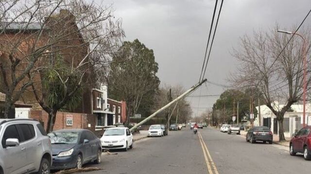 Cayeron dos postes telefónicos por las ráfagas de viento