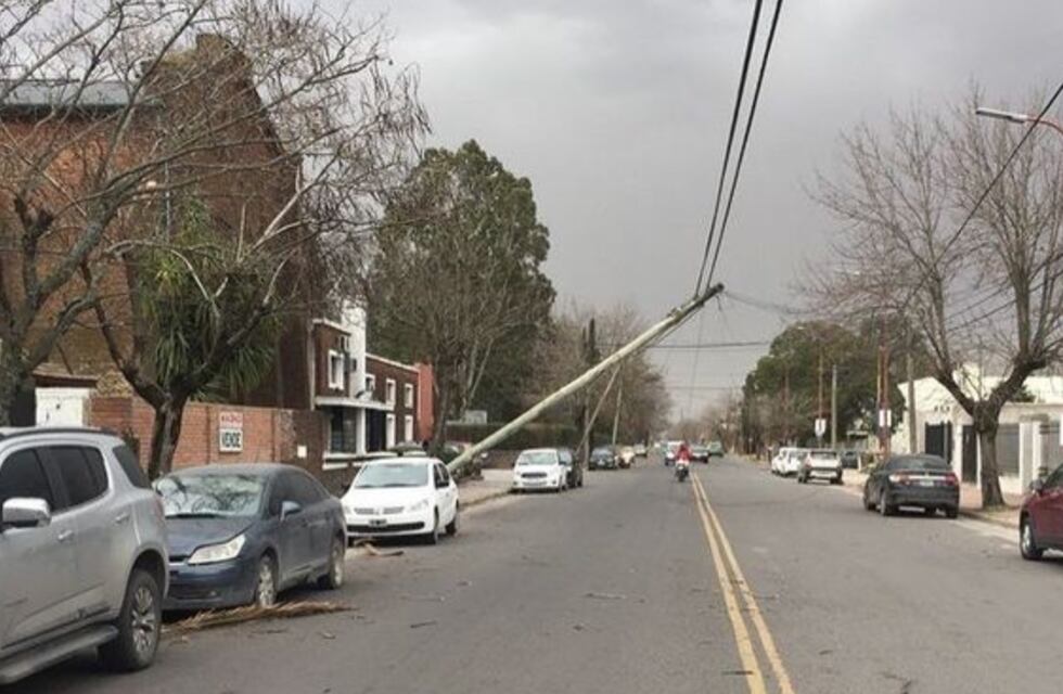 Cayeron dos postes telefónicos por las fuertes ráfagas en Azul