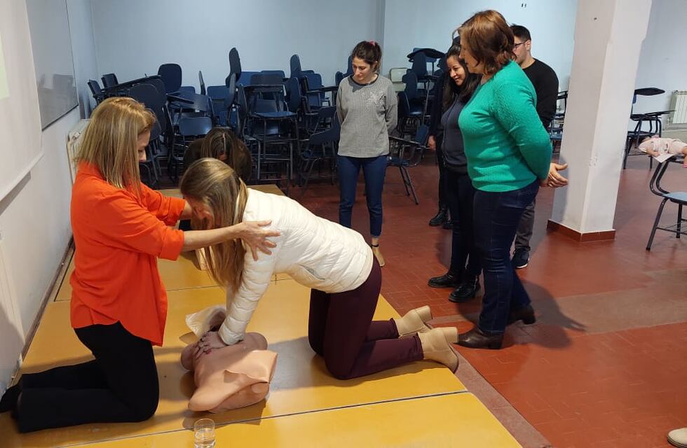 Tres Arroyos: Jornada de actualización y práctica en RCP, uso de Desfibrilador y Primeros Auxilios en Cresta