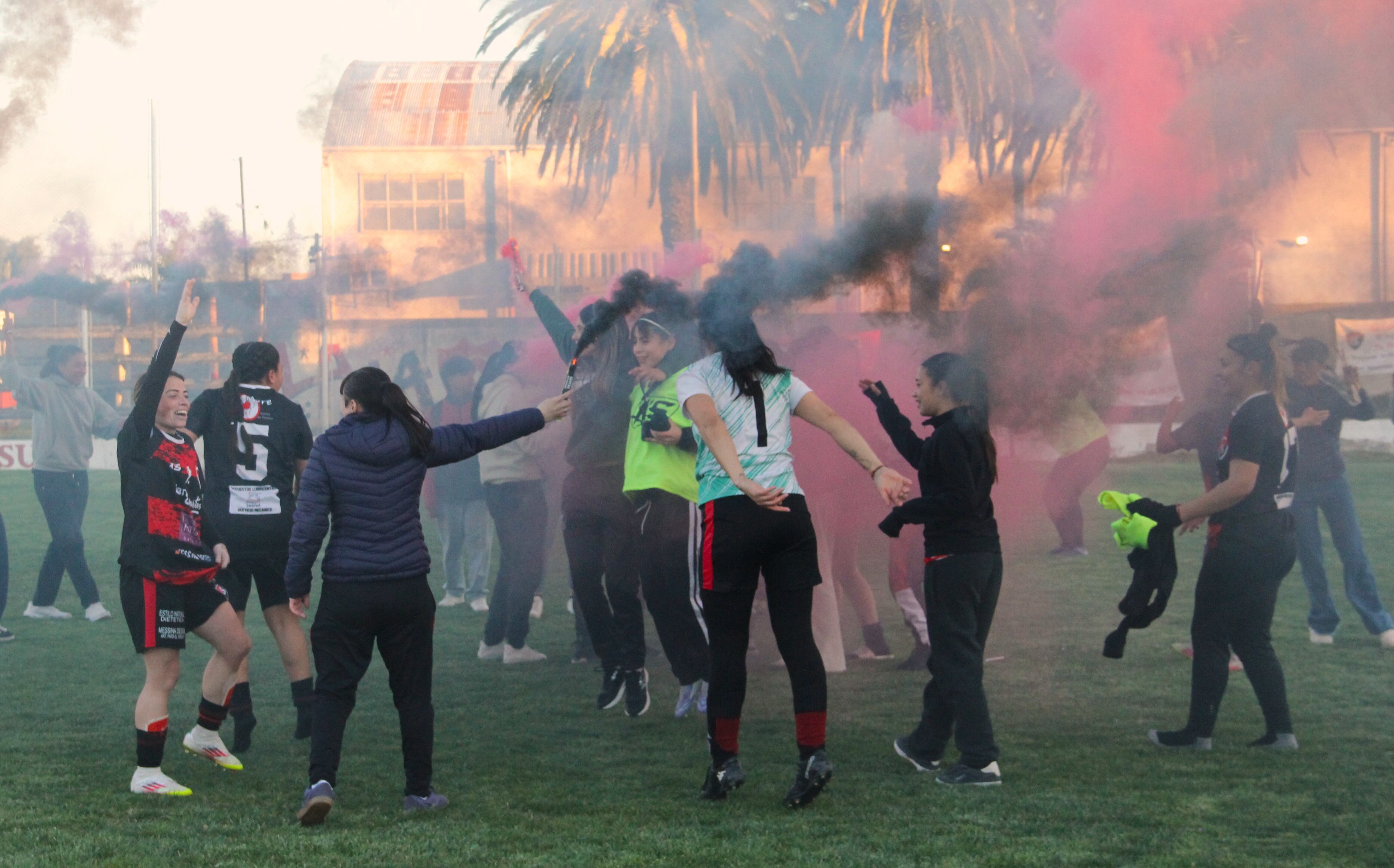 Sporting festeja el triunfo en el clásico ante Rosario.
