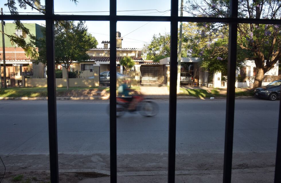 Dos jóvenes fallecieron tras colisionar su moto contra un contenedor en Córdoba